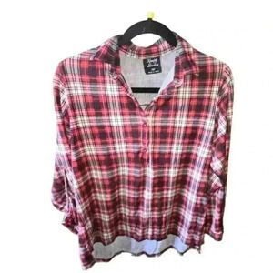 Women’s pullover XL red plaid Henley style shirt.‎ Button cuffs , hi lo hem VGUC